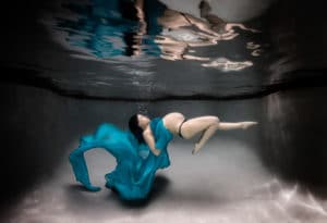 underwater maternity photographer