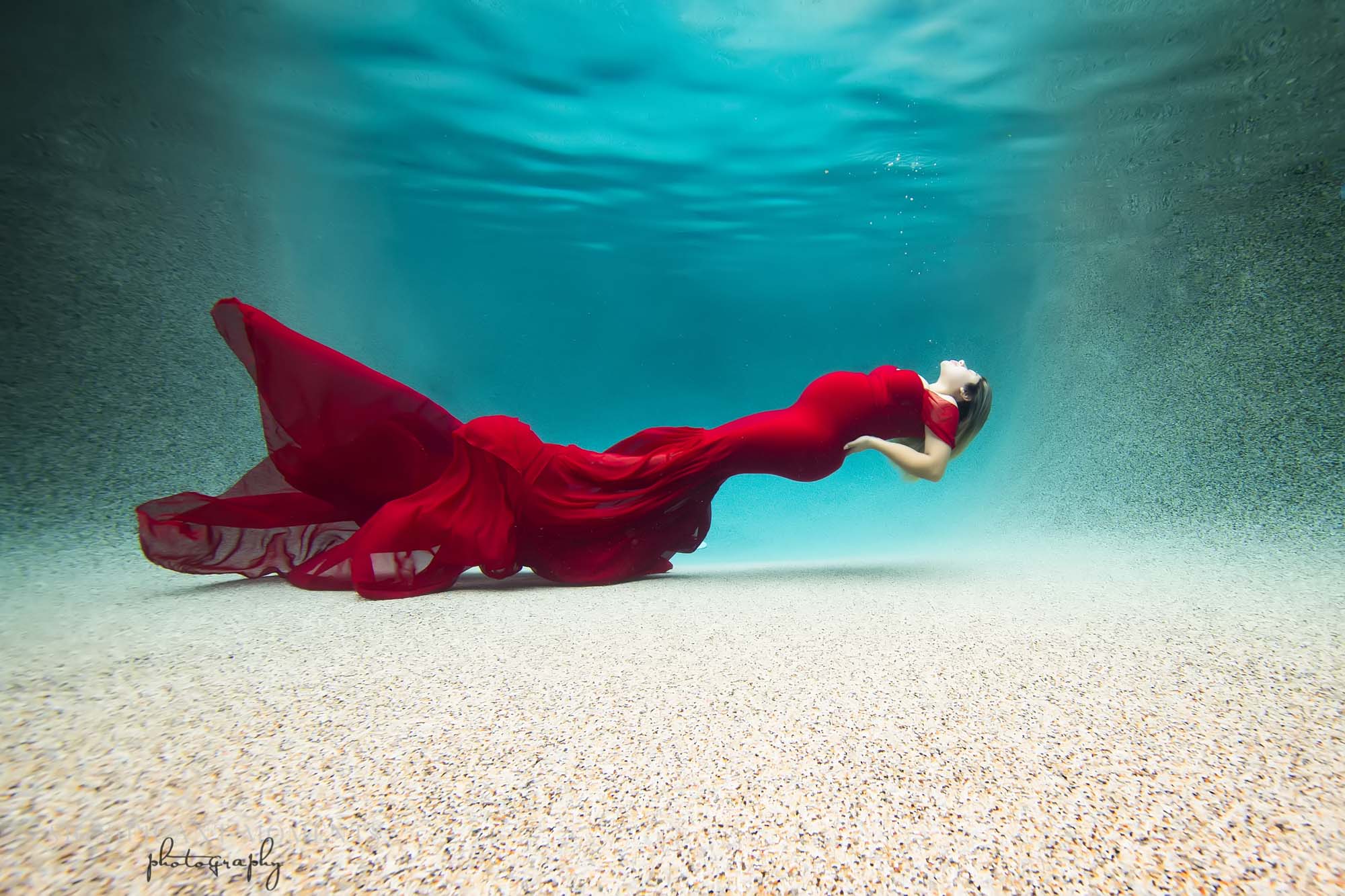 underwater maternity photographer