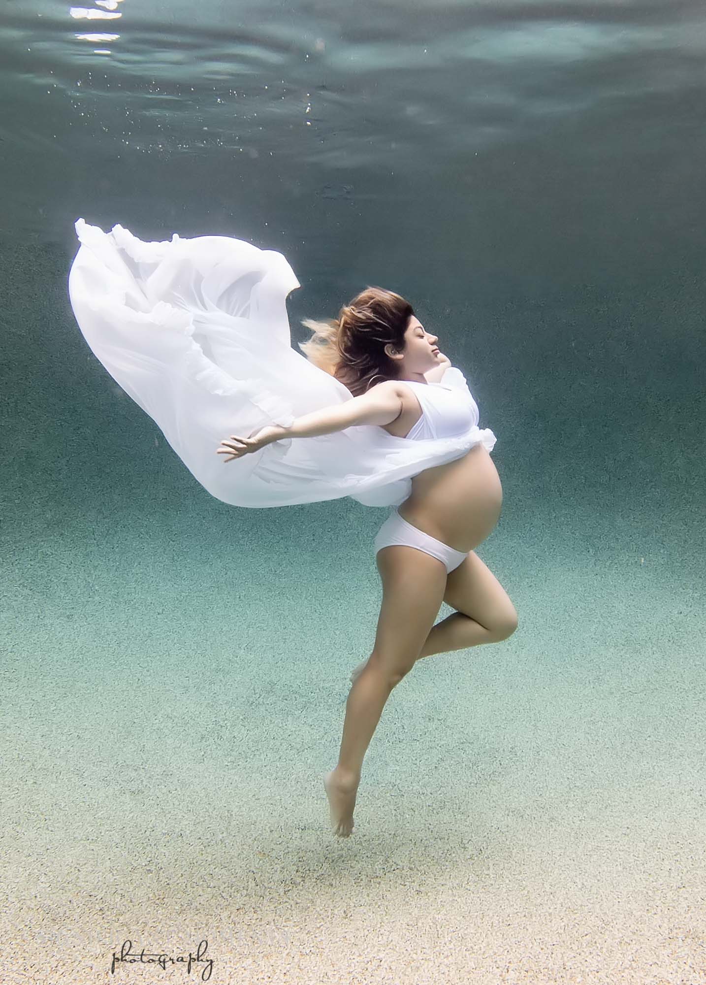 underwater maternity photographer